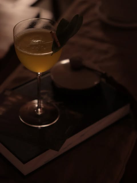 책 위에 놓인 연림의 칵테일